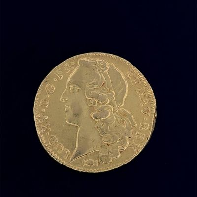 gros plan d'une pièce d'or sur fond noir