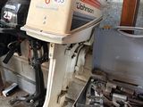 un petit moteur qui traîne dans un garage