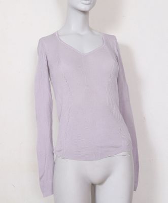 le mannequin porte un pull violet et un short