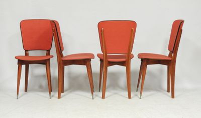 trois chaises rouges placées les unes à côté des autres sur une surface blanche
