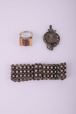 deux bagues et un bracelet sont posés sur une surface blanche