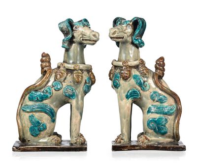 paire de chiens « foo foo foo » en céramique bleue et blanche, posés sur des socles