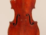 un vieux violon avec un archet accroché au dos