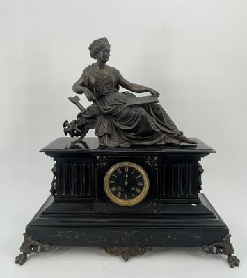 statue d'une femme assise sur une table, avec une horloge devant elle