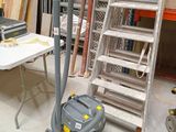une pièce où il y a beaucoup d'outils par terre