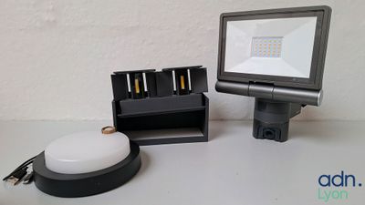 une image représentant un bureau avec un écran et un chargeur