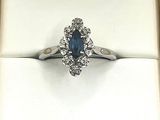 une bague sertie d'une pierre bleue, dans un écrin