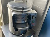 une machine posée sur une table dans une pièce