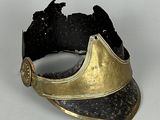 un chapeau doré et noir orné d'un ruban noir