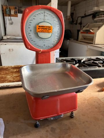 Petite balance FOURNIER 4kg. Frais en sus 14.28%. TVA Récupérable...