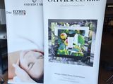 deux bannières exposées dans une pièce