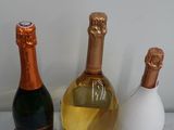 trois bouteilles de vin posées l'une à côté de l'autre sur une table