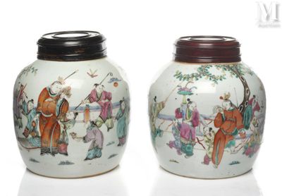 paire de vases chinois ornés de figures peintes sur fond blanc
