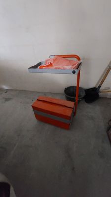 une pièce dans laquelle se trouvent une étagère et une chaise