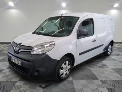 la camionnette blanche est garée dans une grande pièce au sol en damier