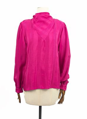 un gros plan sur le torse d'un mannequin vêtu d'un t-shirt rose
