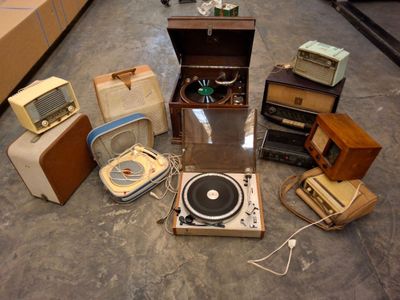 beaucoup d'articles, anciens et récents, exposés dans le magasin