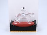 figurine en cristal représentant un chien, posée sur un socle rouge