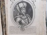 un vieux livre sur lequel figure l'image d'un homme portant un turban