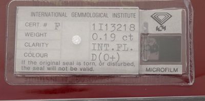 Un diamant sur papier (scellé) accompagné de son certificat …