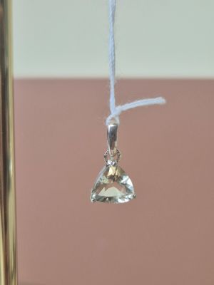 un petit pendentif en cristal suspendu à une tige en or