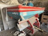 un bateau rouge et bleu posé sur une palette