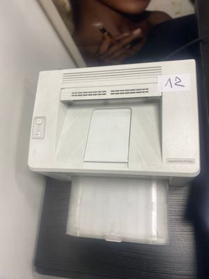 une imprimante blanche posée sur une table noire