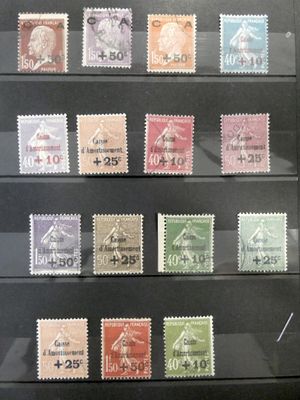 une photo d'une collection de timbres exposée dans une vitrine