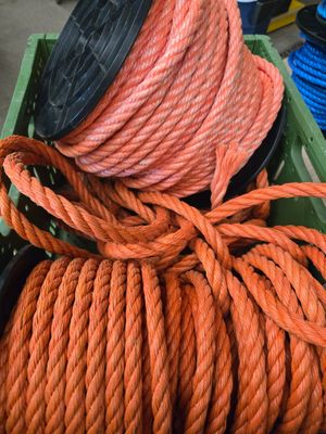 une boîte remplie de cordes orange et noires