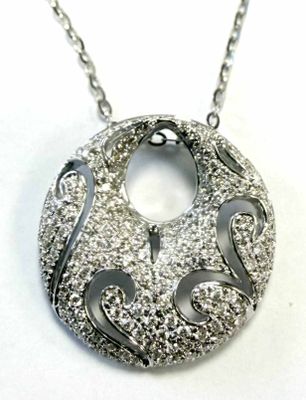 une photo d'un collier en argent orné d'un motif circulaire