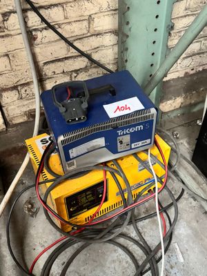 une machine bleue et jaune posée au sommet d'un tas de fils