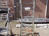 une échelle métallique située à côté d'un immeuble