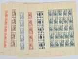 quatre types différents de timbres sur lesquels figurent l'image d'un homme et d'une femme