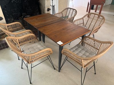 une table et des chaises dans une pièce avec une cheminée