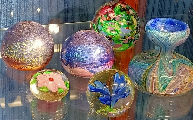 Pierre de Lune : 5 boules presse-papiers et un vase
