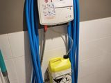 un tuyau bleu raccordé à un chauffe-eau mural