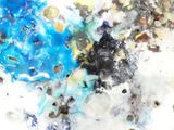 un gros plan sur une peinture représentant un objet bleu et noir