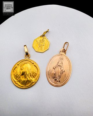 deux pendentifs en or et en argent à l'effigie de Jésus