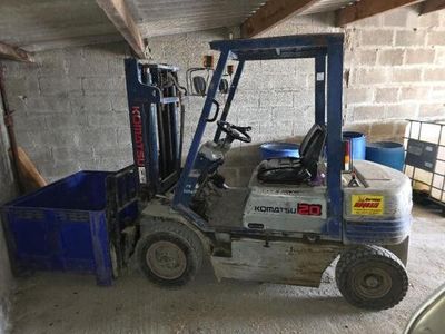 un chariot élévateur garé dans un garage