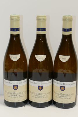 trois bouteilles de vin posées sur une table, l'une à côté de l'autre