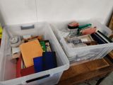 deux bacs contenant divers objets