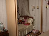 une chambre avec un lit et une commode