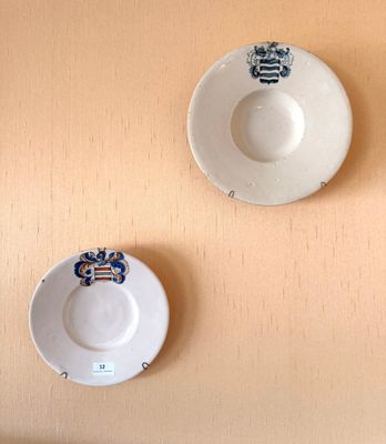deux assiettes accrochées au mur sur lesquelles est représenté un singe