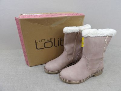 des bottes en cuir rose doublées de fourrure blanche et une boîte de chaussures roses