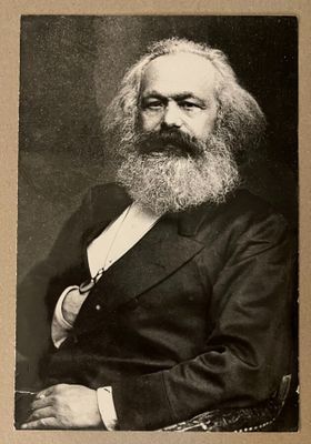 une vieille photo en noir et blanc d'un homme à la longue barbe