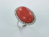 une bague ovale en corail et diamants