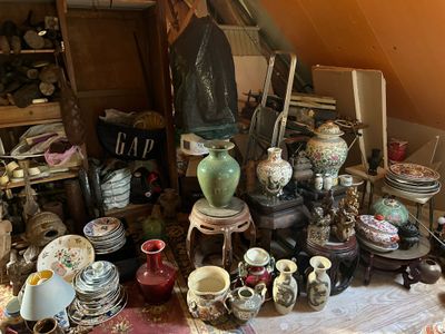 de nombreux types de vases et de bols sur la table