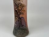un vase sur lequel figure l'image d'un arbre