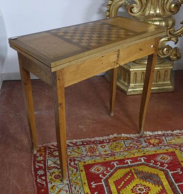 une table en bois sur laquelle est posé un échiquier