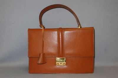 sac à main en cuir marron avec des finitions et une poignée dorées